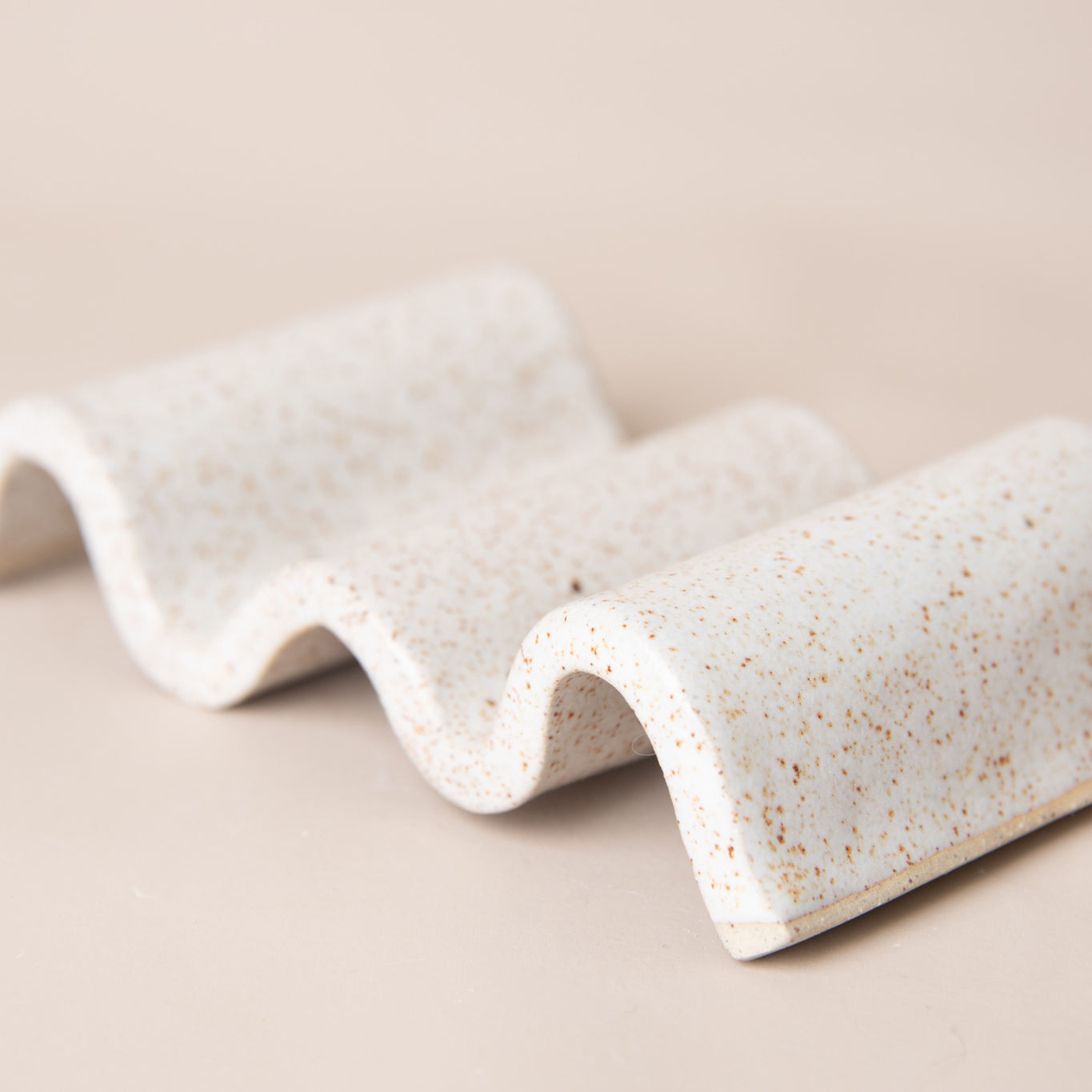 Soap Dish Wave | White Speckle